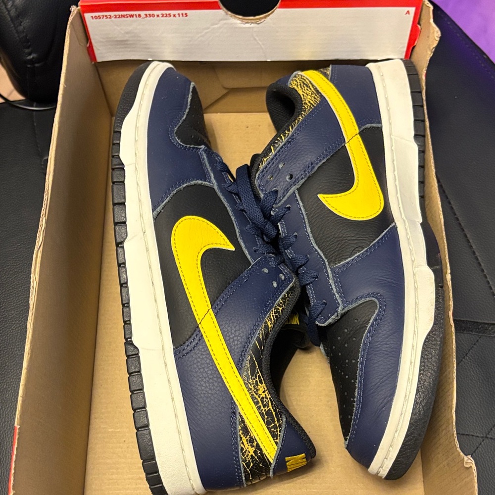 Nike Men's Navy and Yellow Dunk Sneaker